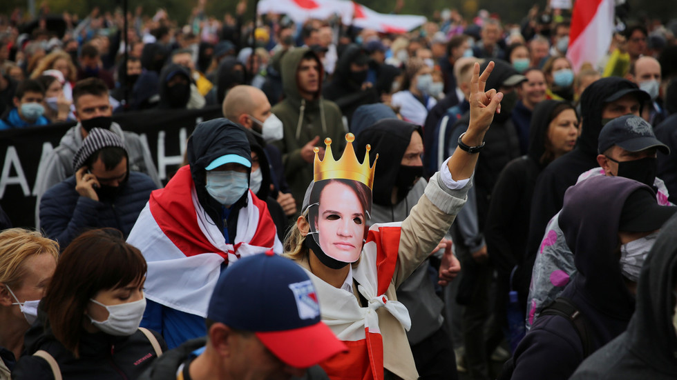 FILE PHOTO: A participant wears a mask depicting Belarusian opposition leader Sviatlana Tsikhanouskaya during a rally to reject the presidential election results and to protest against the inauguration of President Alexander Lukashenko in Minsk, Belarus. © Reuters / Tut.By