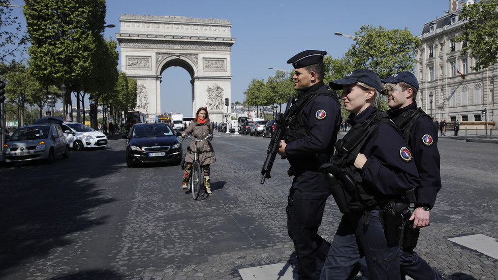 Armed French police, the Champs Elysees Avenue, Paris, France. © REUTERS / Benoit Tessier