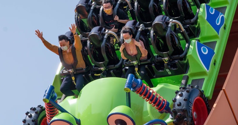 Visitors to California Theme Parks Told to Remain Silent on Roller Coasters to Stop COVID-19