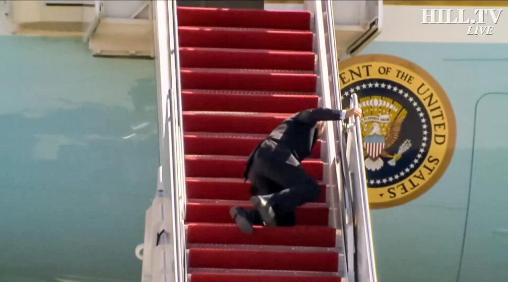 HUGE BREAKING: Feeble Joe Biden Falls Several Times Boarding Air Force One – Ends Up on His Knees (VIDEO)