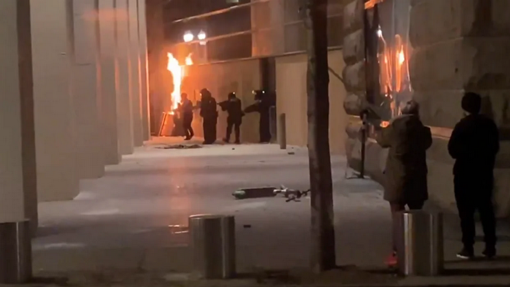 Portland rioters attack federal courthouse, set fires, and bash Biden 'New president same imperialism'