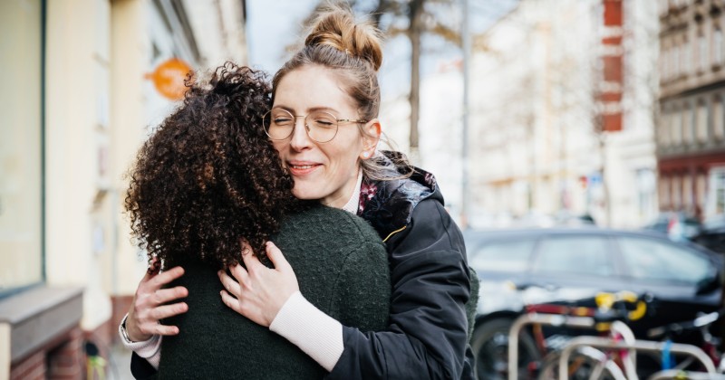 Government, Doctors Warn Brits Against Hugging Even After Restrictions Lifted