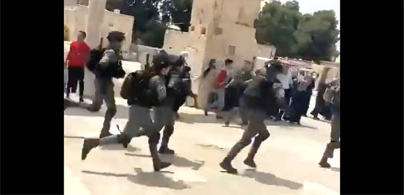 Palestinians RIOT and attack Israeli police at Temple Mount, forcing them to hit back HARD