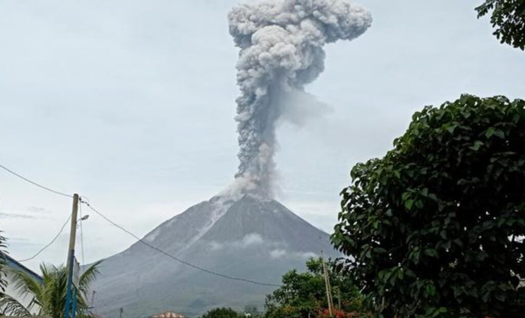Powerful eruption of Sinabung in Indonesia – Unusual 1500 foot-high lava fountains in Iceland – M6.0 earthquake off Macquarie Island