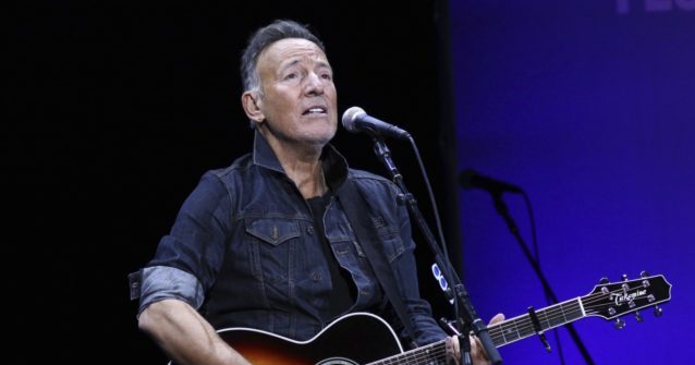 Protest Outside ‘Springsteen on Broadway’ Slams Aging Rocker for Vaccine Mandate, ‘Segregation’