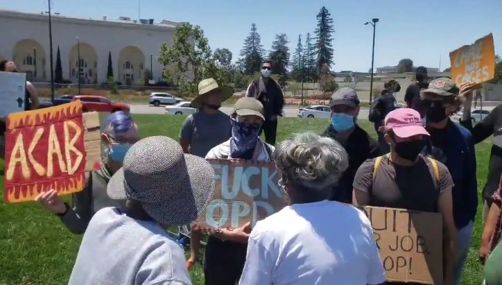 Oakland: Mostly Black Families Show Their Support for the Police – Smaller Group of Mostly White Antifa Jeer the Police