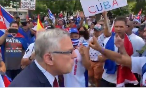 HUNDREDS of Cuban Protesters Chase Away Reporter Outside of White House