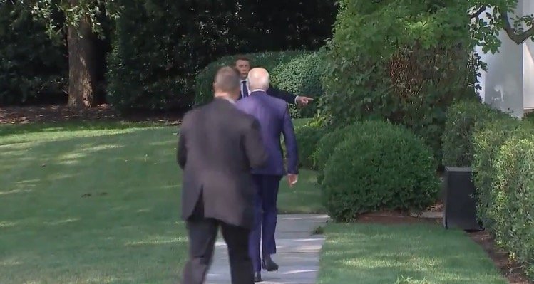 Handler Points to Show Joe Biden Where to Walk After He Wanders Off Course When Returning to White House From Delaware (VIDEO)