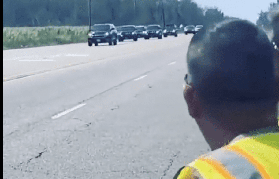 Louisiana Utility Workers Turn Their Backs On Biden as Motorcade Drives By [Video]