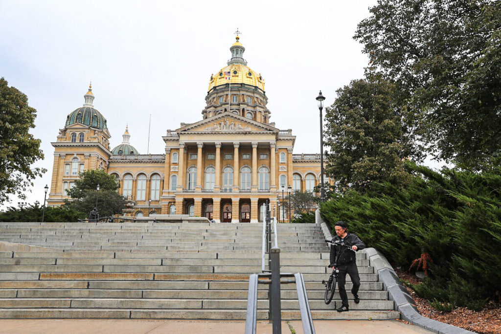 New Iowa Law Guarantees Unemployment Benefit for Workers Fired Over Vaccine Mandate