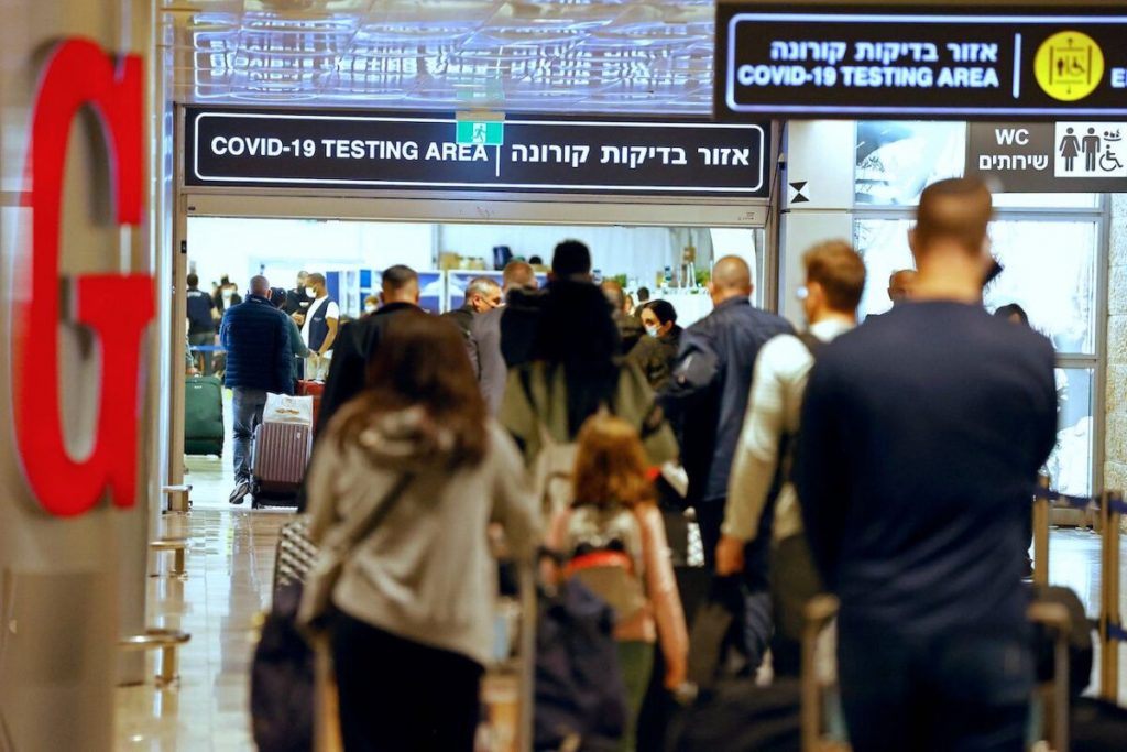 Israel to Shut Borders to All Foreigners, Use Phone-Tracking Tech Over Omicron COVID-19 Variant
