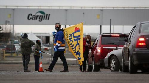 Union Threatens Cargill With Strike That Could Paralyze Canada's Beef Market