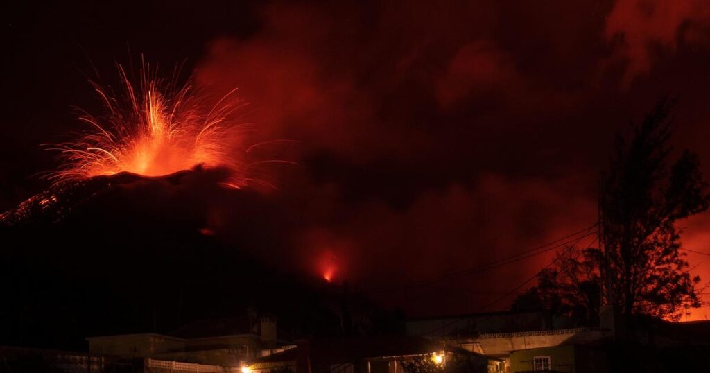 Spain orders 30,000 people to seal themselves indoors as volcano spews toxic gas