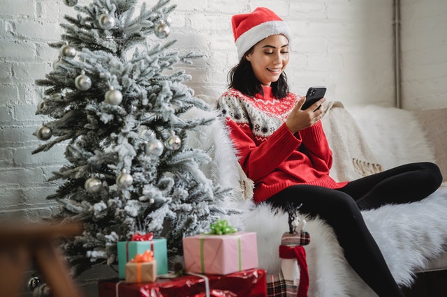 4 Ways to Ditch Your Phone This Holiday Season