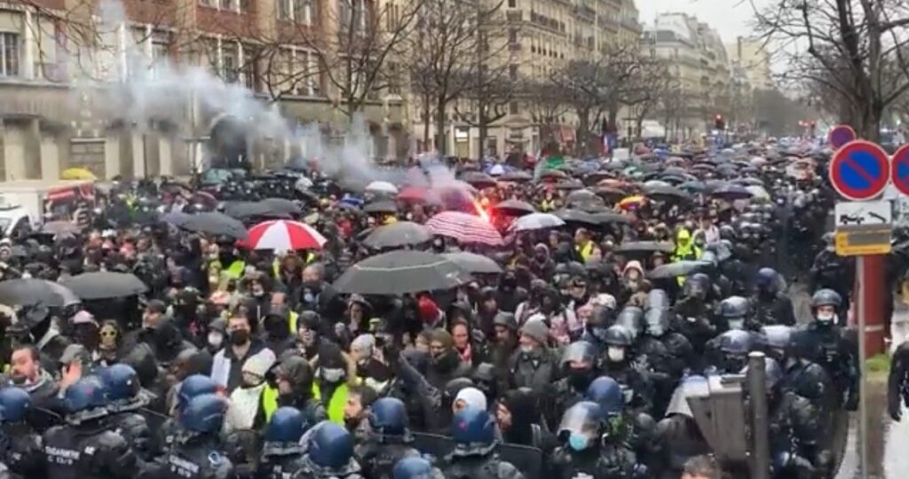 ‘We’ll Piss You Off!’ – Massive Protest in France Against Macron Following His Dehumanizing Comments on Unvaxxed (VIDEO)