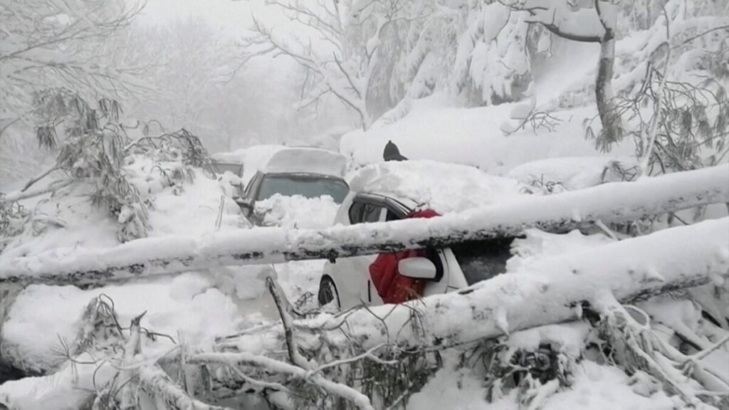 22 Tourists Freeze to Death in Vehicles Amid Heavy Snowstorm in Pakistan