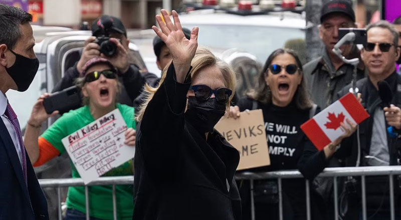 Hillary Clinton Heckled & Booed in NYC Outside Democratic Convention: ‘Lock Her Up’
