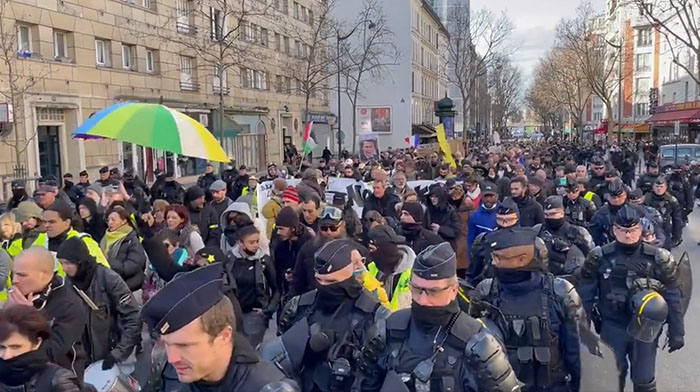 [VIDEO] Police Do the Unexpected When Anti-Mandate Protesters Take to the Streets in Paris