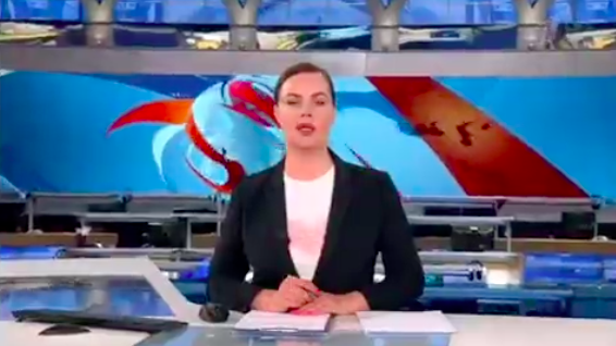 Woman Runs Onto Set of Russian TV Holding Brutal Message For Putin and His Regime [VIDEO]