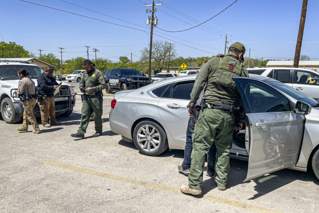Smugglers Hiring American Teens To Drive Illegal Migrants From Mexico Border