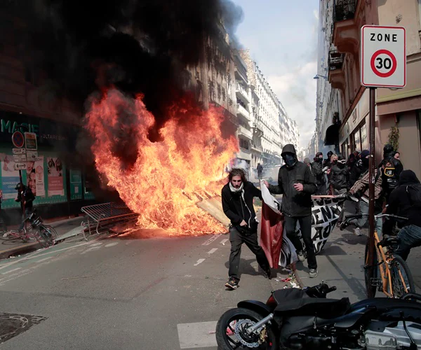 Violence Erupts in May Day Protests in Paris, Marchers Criticize Re-Elected Macron