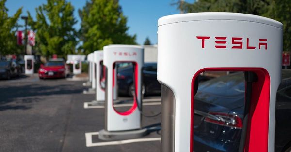 Video Shows Massive Line of Teslas Waiting to Charge: 25 Wait in Line as It Takes Over 1 Hour to Charge