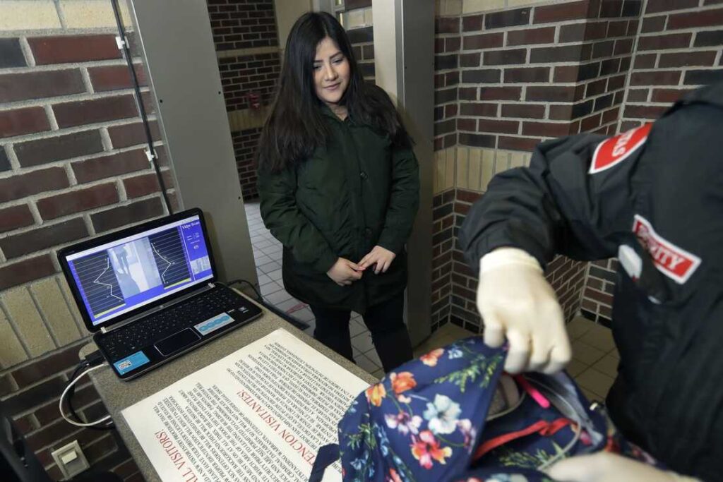 Philly middle schools to get metal detectors