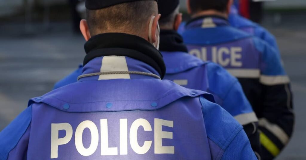 Paris: Police Violently Attacked by Migrants, Female Cop's Face Badly Injured (Videos)