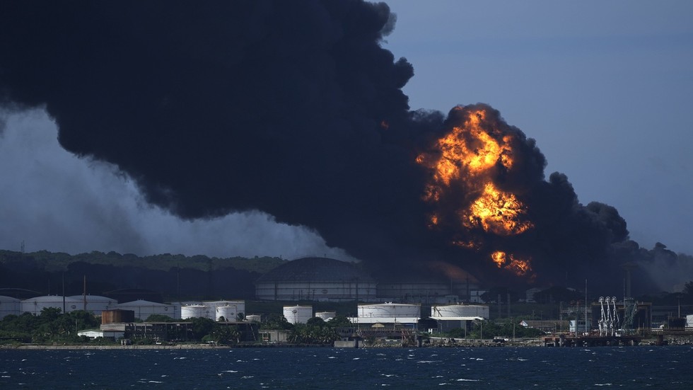 Lightning strike triggers oil inferno