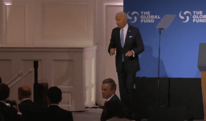 Biden Looks Like Dementia Patient Looking For Bathroom in Nursing Home As He Gets Lost On Stage After Speech… No One There To Help Him Down [VIDEO]