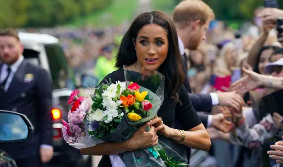 Unpopular Meghan Markle Has Rough Day… Snubbed By Woman Grieving For Queen… Caught In Awkward Exchange With Royal Aide [VIDEOS]