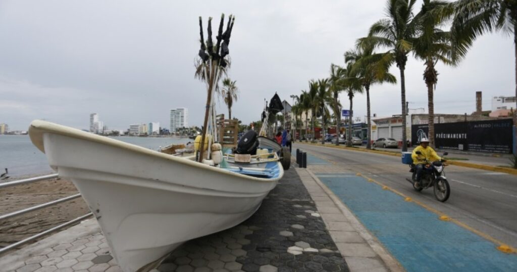 Hurricane Orlene lashes Mexico's Pacific coast