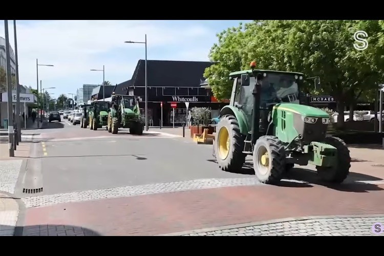 New Zealand Farmers Take to the Streets to Protest Proposed “Cow Flatulence” Tax
