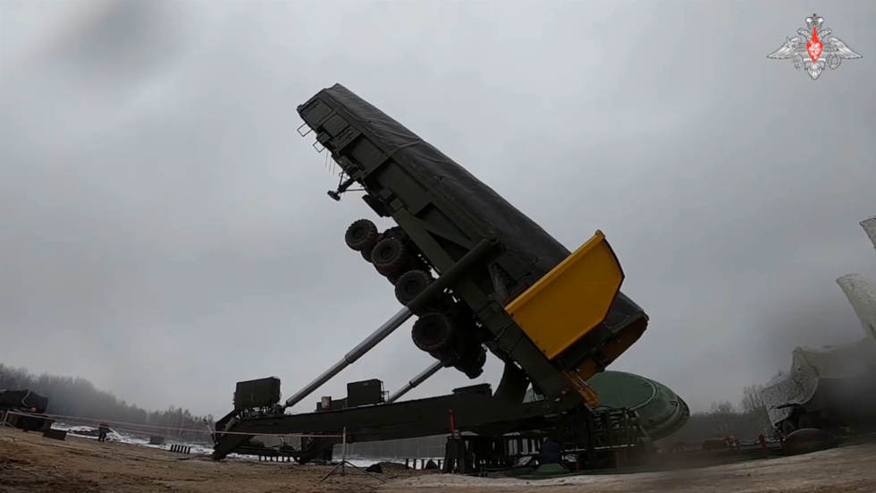 Russia showcases loading of Yars nuclear missiles (VIDEO)
