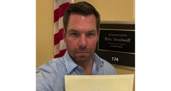 Eric Swalwell holding SIGN in a selfie goes SO WRONG yet SO RIGHT in hilarious meme thread