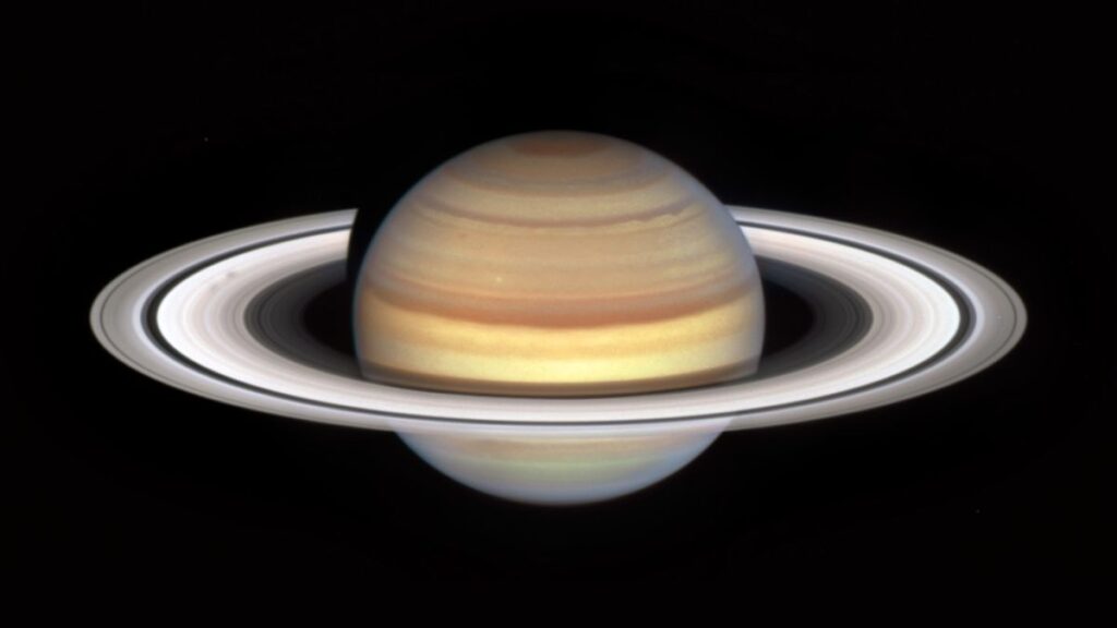 Hubble spies strange spokes on Saturn's rings after 14-year hiatus (video)
