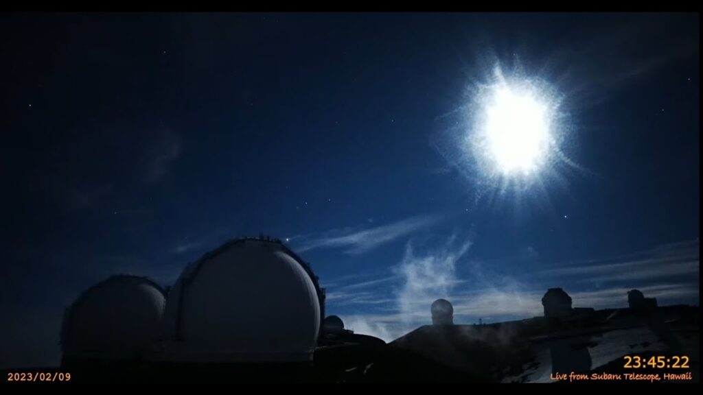 The Moon turned to plasma in this time lapse of Hawaii Observatory