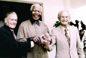 Nat Bregman, Nelson Mandela, and Lazer Sidelsky at a reunion in 1998.(Courtesy of South African Jewish Board of Deputies)