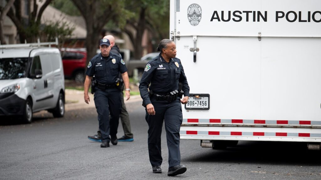 1 police officer killed, 1 injured in South Austin shooting; 2 civilians and suspect also dead
