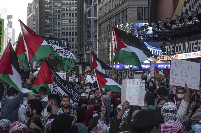Here's the Hilarious Tweet That Shredded the 'Queers for Palestine' Manhattan Bridge Protest