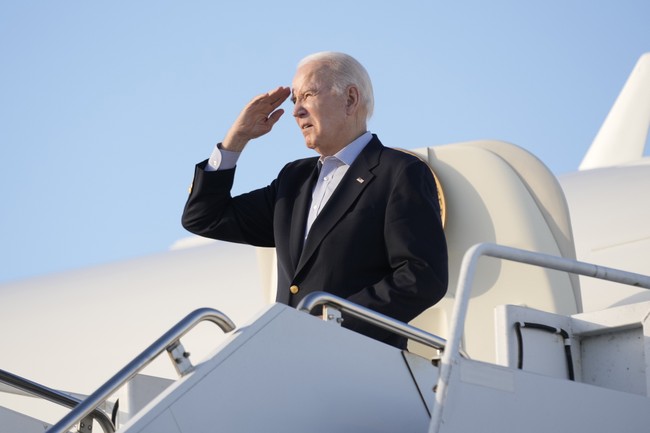 As Bidenomics Screws the Private Sector, Biden Gives Federal Workers Big Raise
