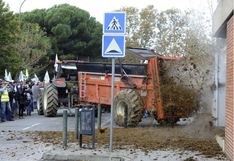 Farmers are angry in France! French farmers’ signpost protests indicate a major clash on the horizon