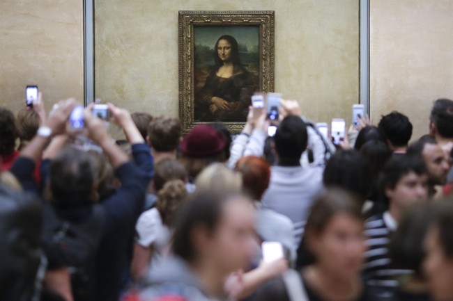 WATCH: Unhinged Activists Throw Soup at the 'Mona Lisa,' Internet Heaps Scorn on Them