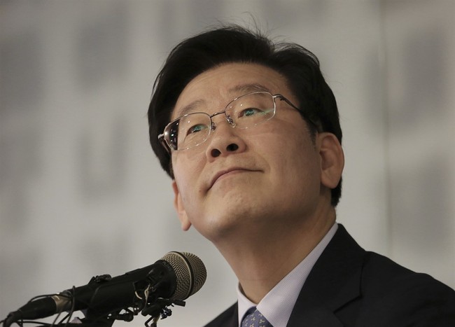 VIDEO: South Korean Opposition Leader Stabbed in the Neck During Assassination Attempt
