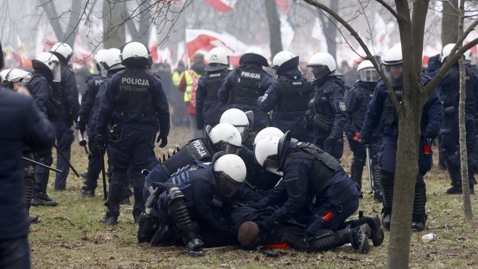 Farmers clash with police in Warsaw (PHOTOS, VIDEOS)