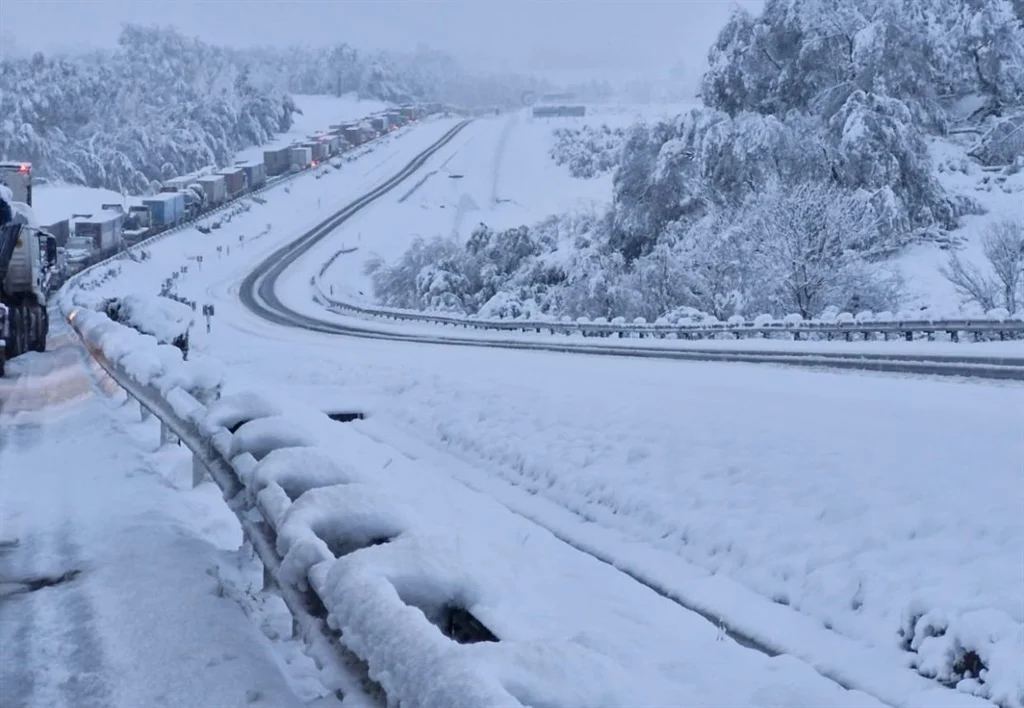 LIVE | KZN motorists stranded in snow receive soup, shelter and blankets