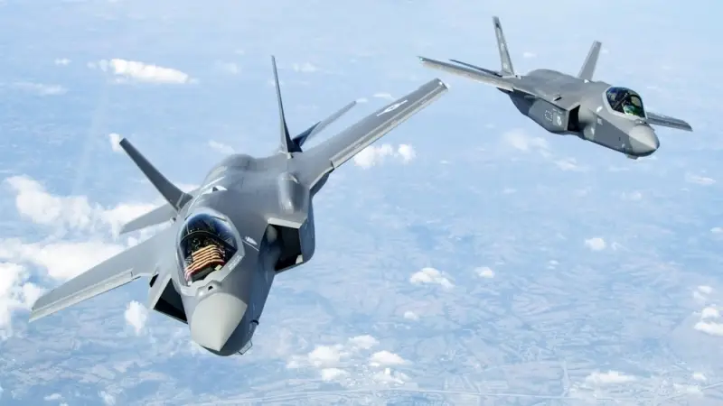 Electronic interference and a "furrow" between clouds: Spanish observer draws attention to "oddities" in the flight of the F-35 fighter