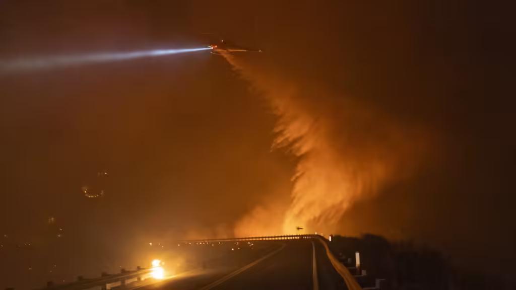 Firefighters Battle California Wildfire as Heat Wave Fades, Santa Ana Winds Loom