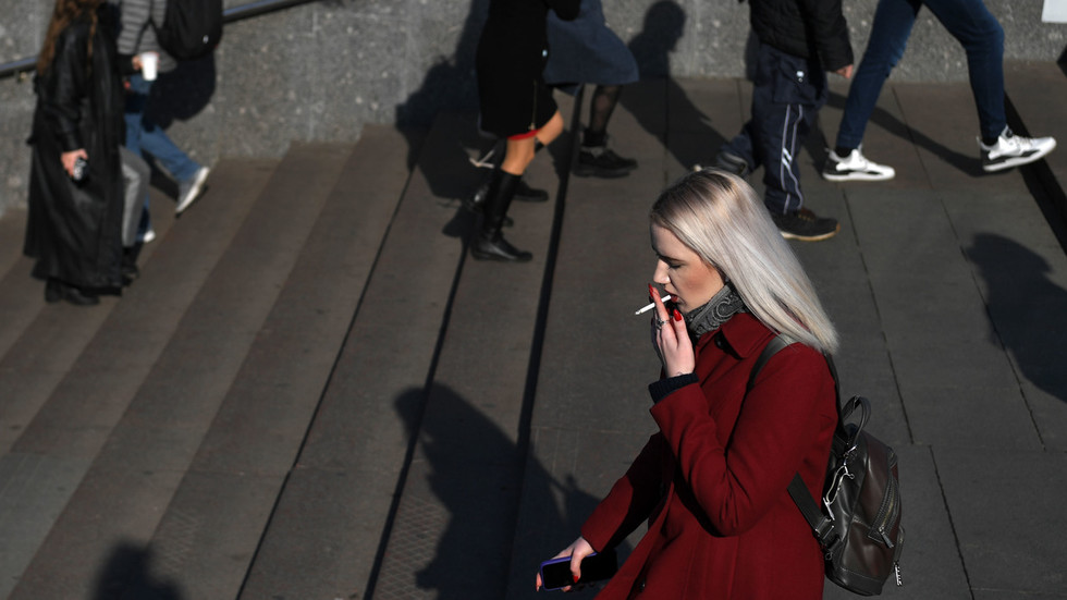 Russian MP proposes ban on smoking while walking