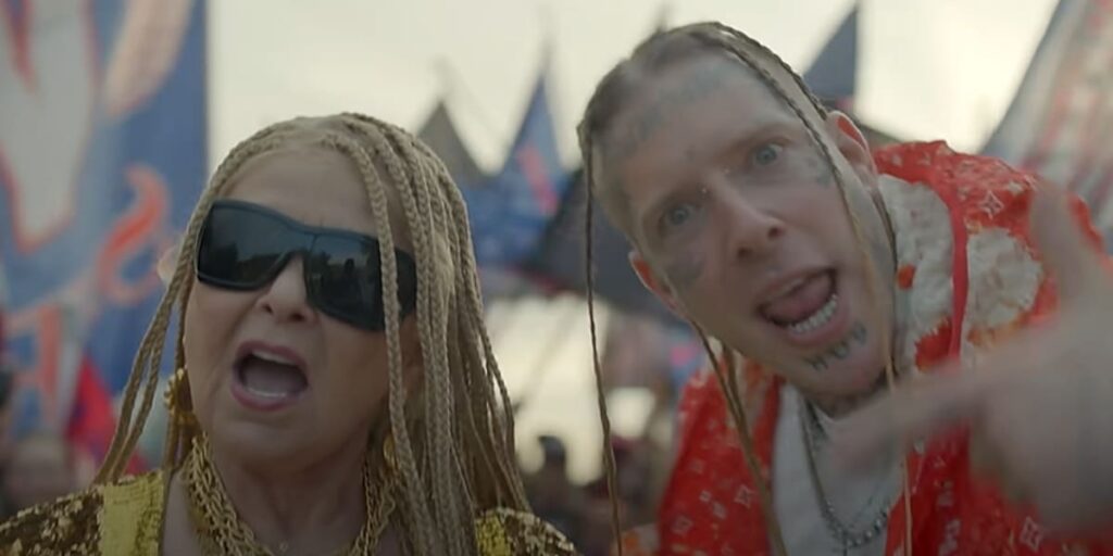 Blond with dreads Roseanne Barr kills it in ‘Now your daddy’s home!’ 100% gloating music video about Trump win